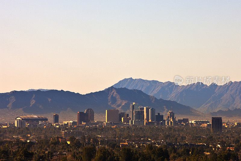 亚利桑那州的凤凰城有天际线和山脉