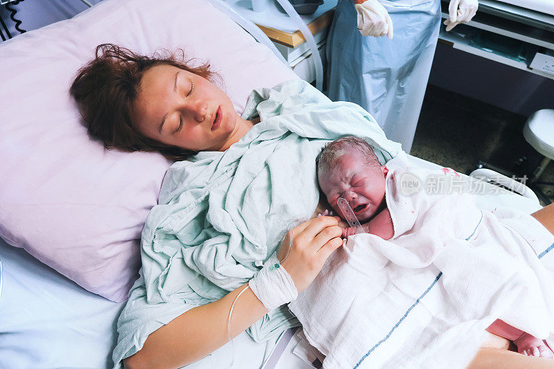 在医院里，母亲抱着刚出生的孩子。