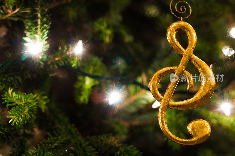 金色的高音谱号装饰圣诞树