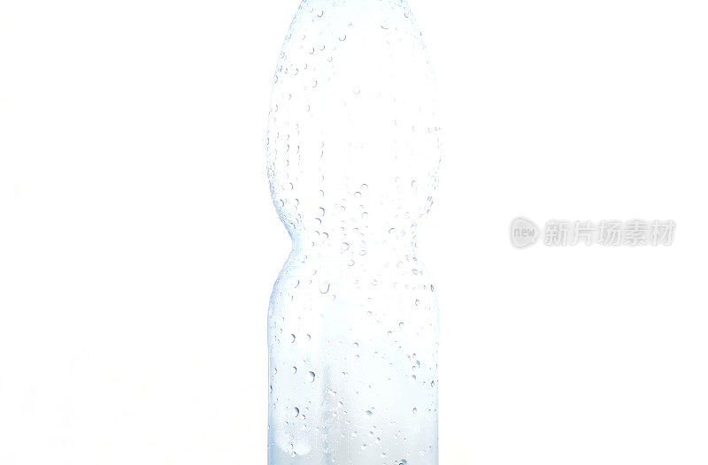 带有水滴的塑料水瓶