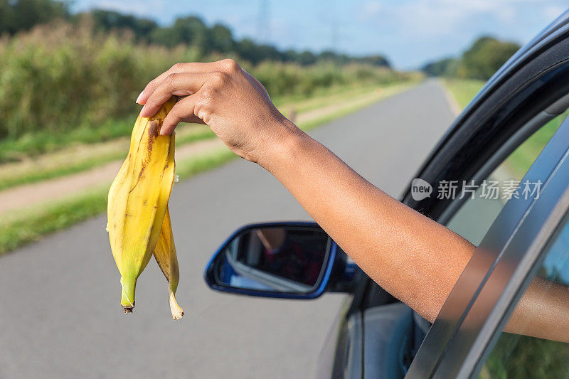 把香蕉皮扔出车窗