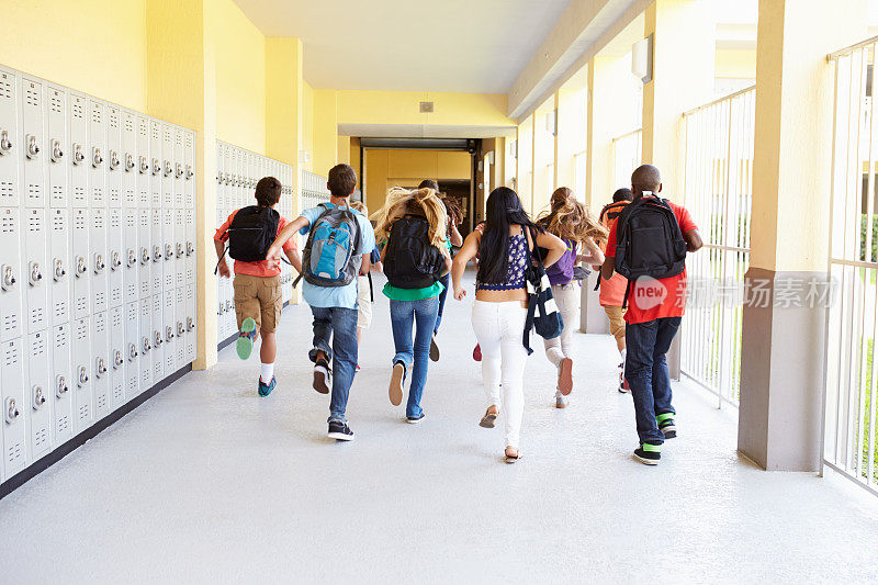 一群高中生在走廊上跑步