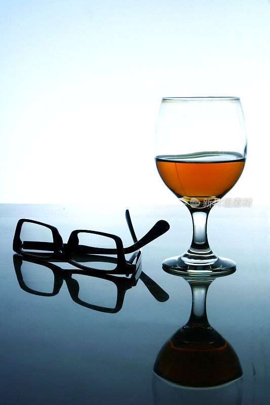 酒精饮料和一副眼镜