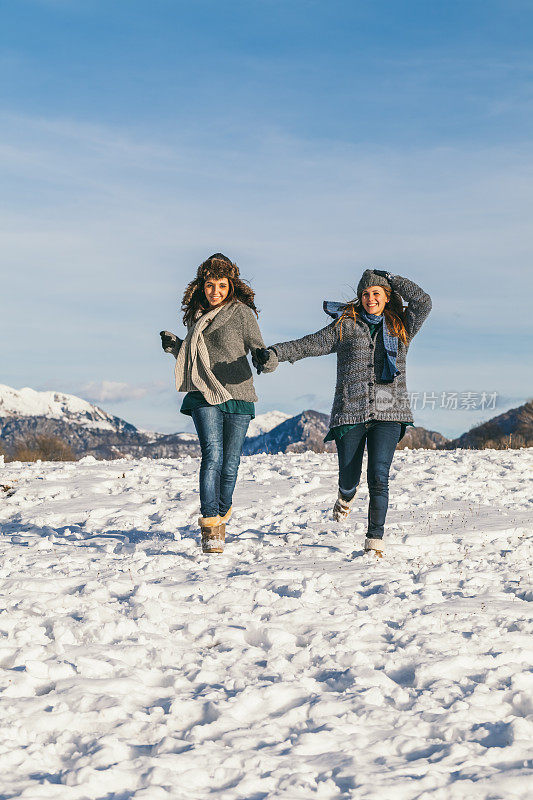 女孩们玩雪玩得很开心