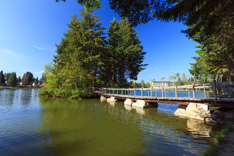 湖上的木桥