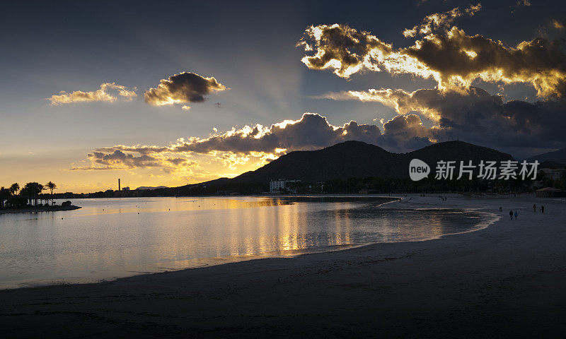 黄昏时分，马略卡岛Alcúdia湾的海滩
