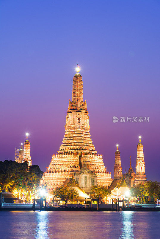 夜间曼谷的阿仑寺