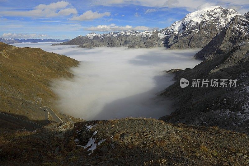 意大利的奥特勒和斯特尔维奥隘口上空云雾缭绕