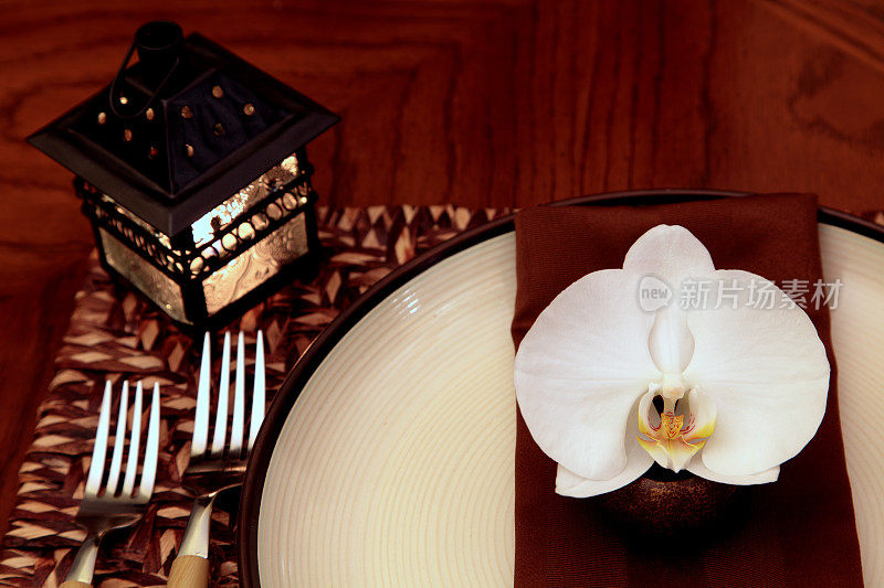 餐桌设置与兰花在中性色调