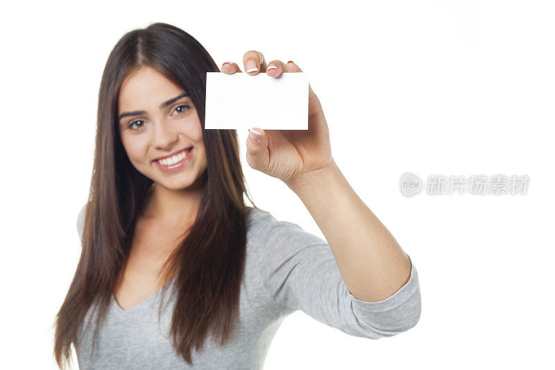 一个棕色长发的女人举着一张空白的名片