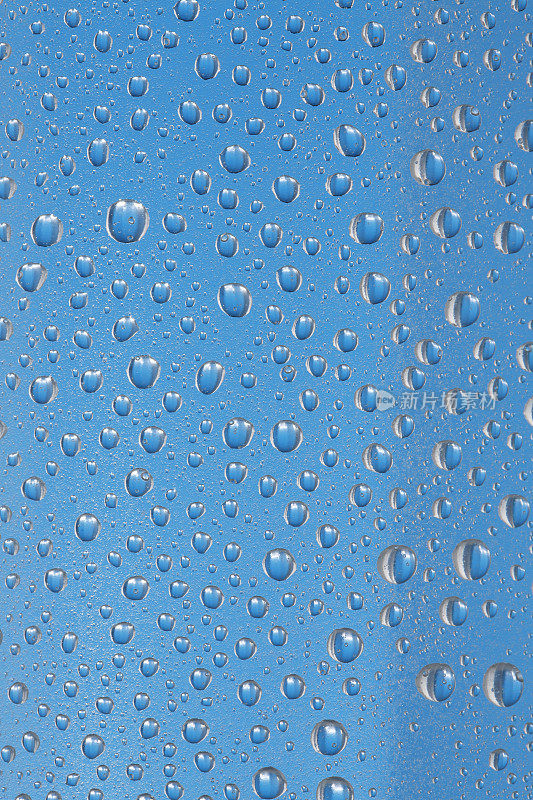 玻璃上覆盖着水珠凝结的雨滴背景