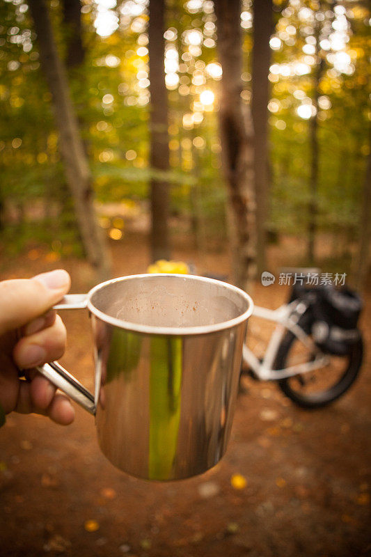 早上露营时喝杯咖啡，骑自行车