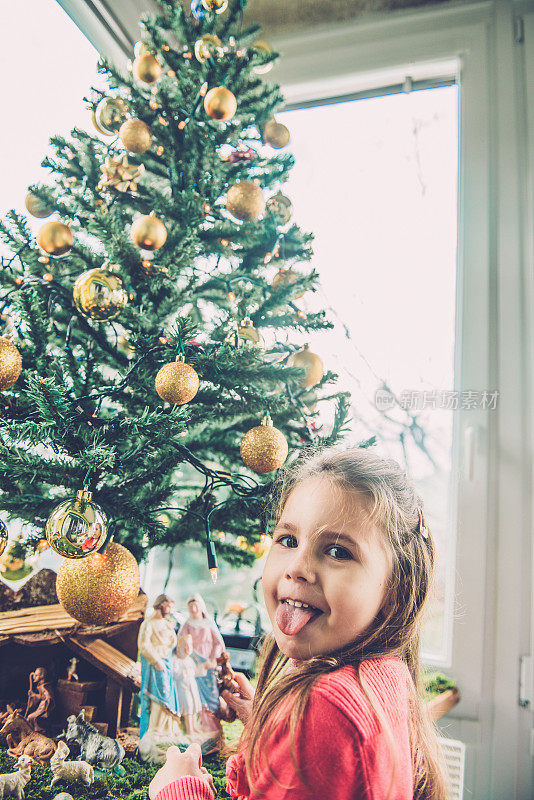 欧洲，四岁女孩在耶稣诞生现场吐舌头