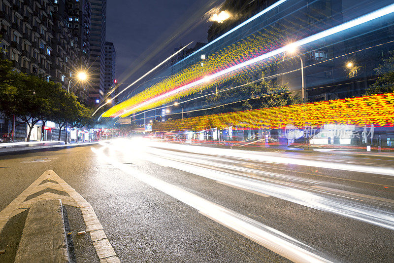 中国重庆城市道路灯光步道