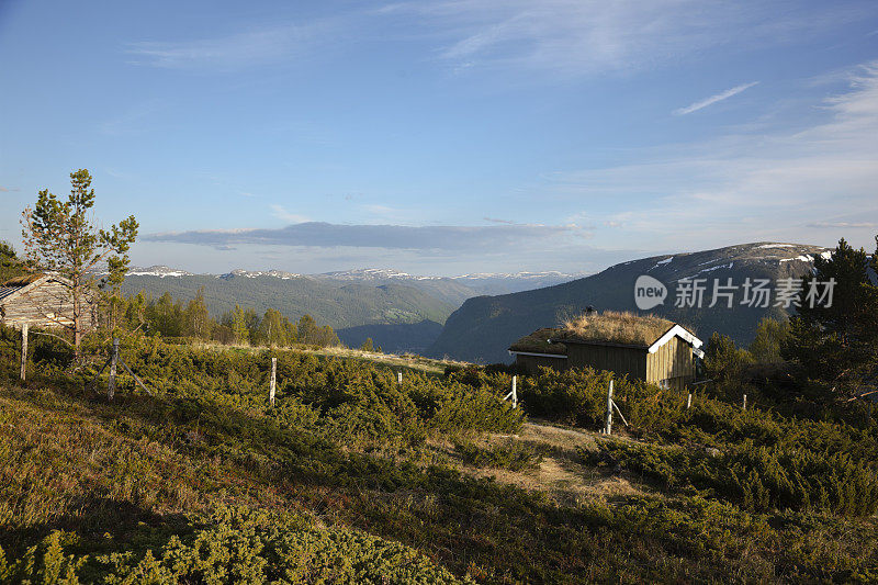 日落时分，挪威山区的夏日农场。