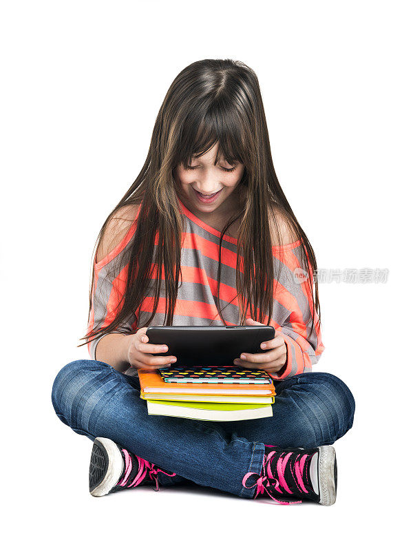 女孩在平板电脑上玩带有剪切路径的游戏