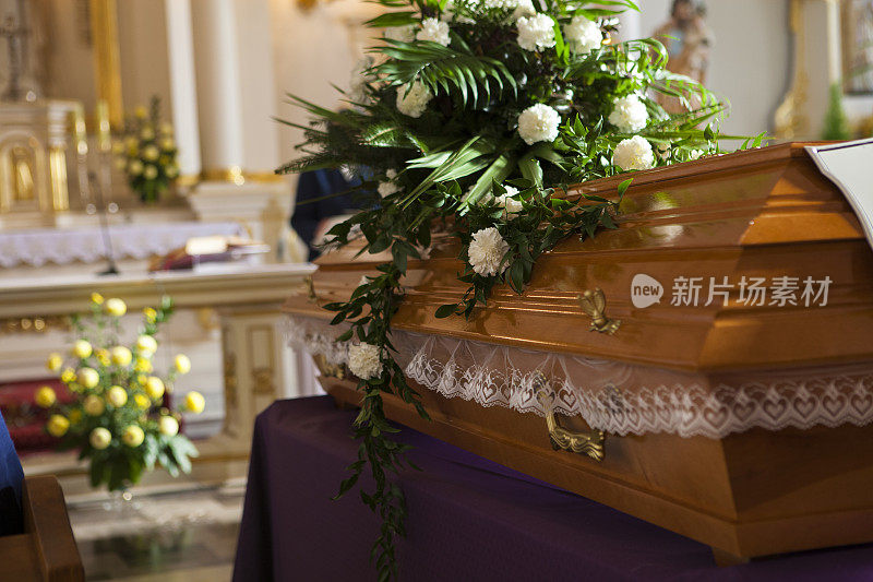 教堂的棺材上放着鲜花