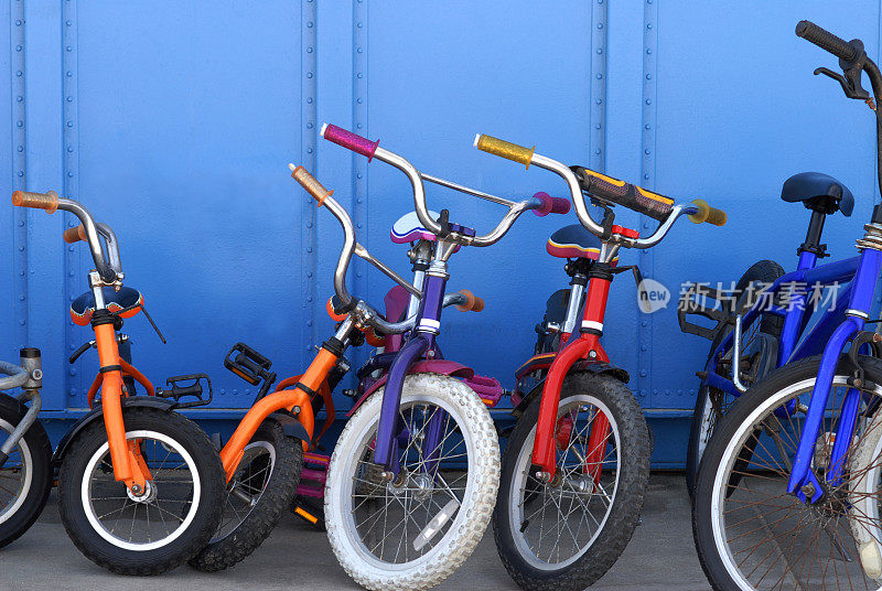 儿童自行车或儿童自行车几个尺寸的蓝色