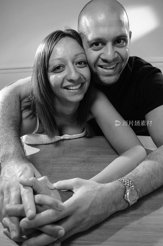 一对幸福的夫妇拥抱在一起的黑白照片。