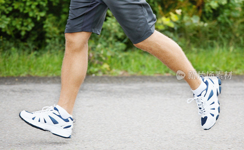 年轻运动员跑步时，注意双腿