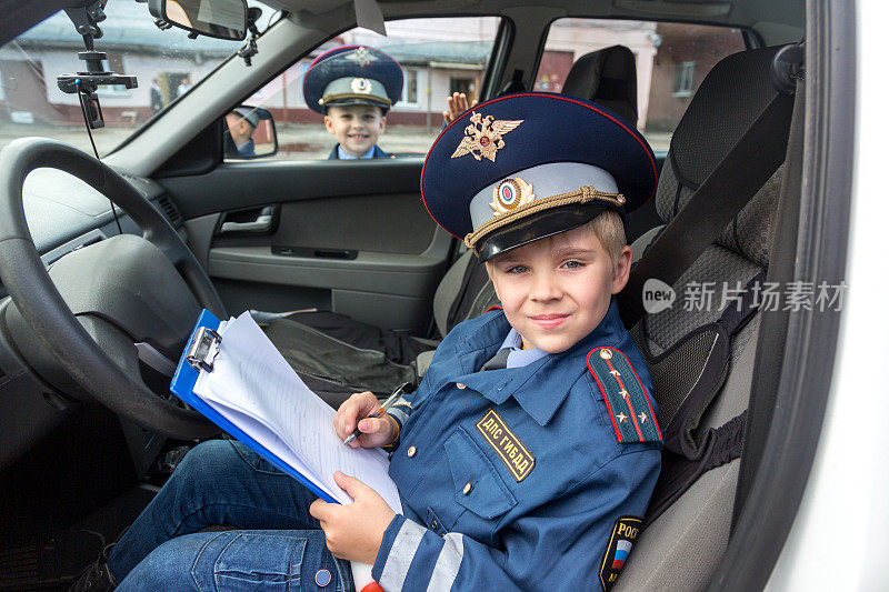 有趣的道路警察在工作