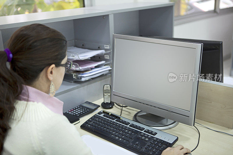 《职业妇女》和台式电脑