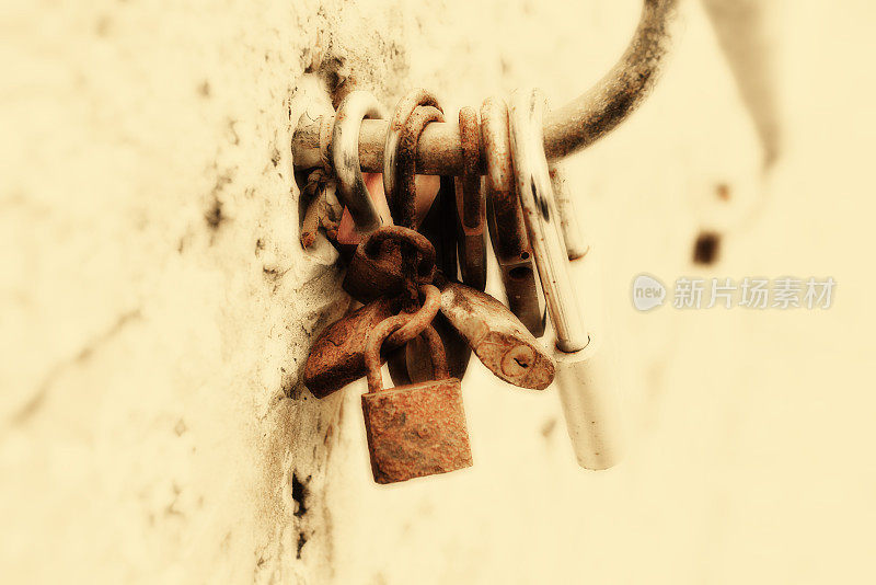 旧挂锁锁在墙上