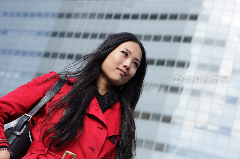 女人在城市