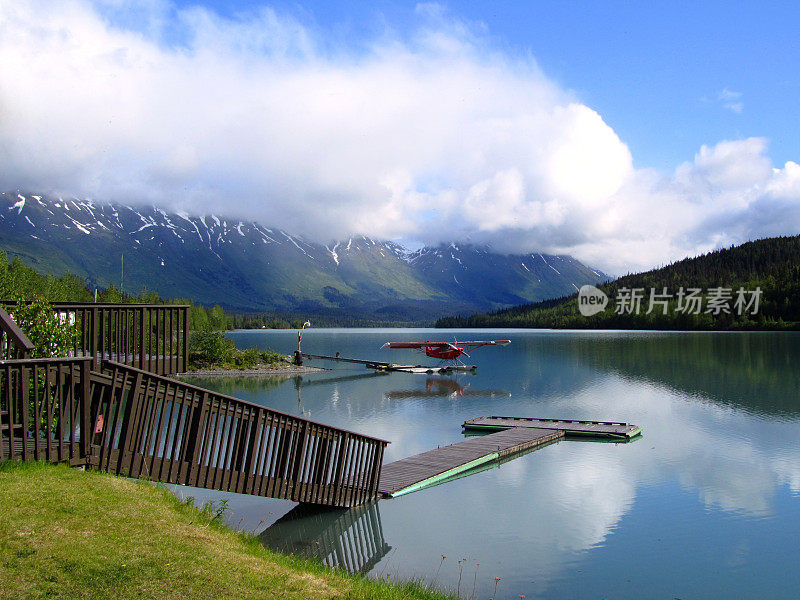 水上飞机在阿拉斯加的山区景观