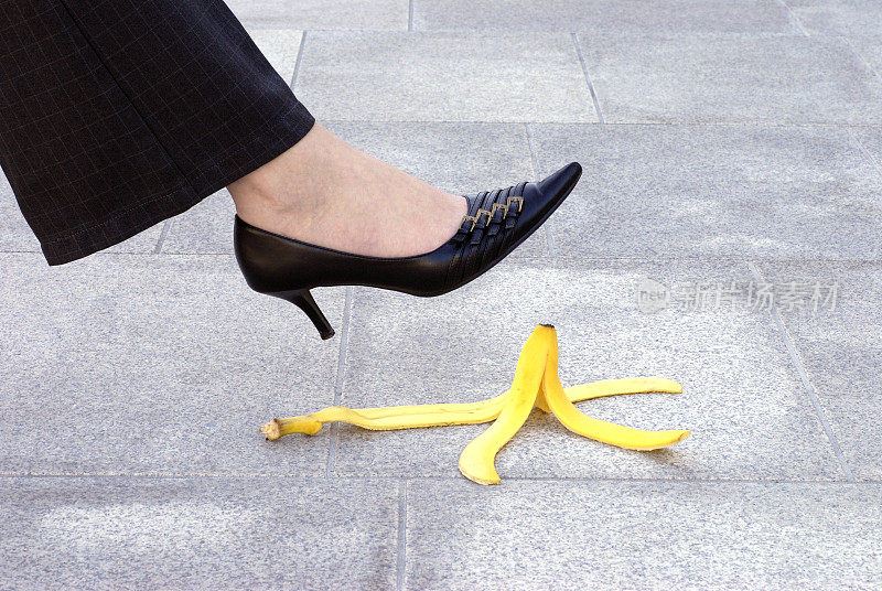 女人的腿快要踩到香蕉皮了