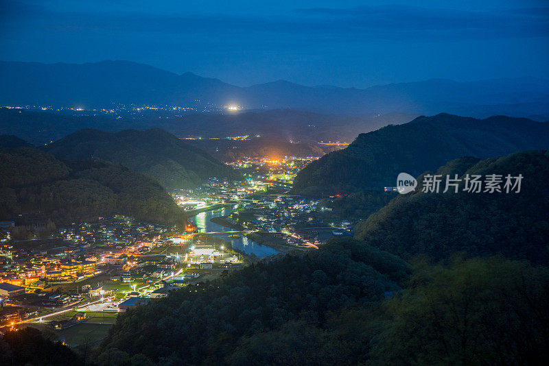 日本城市，群山环绕