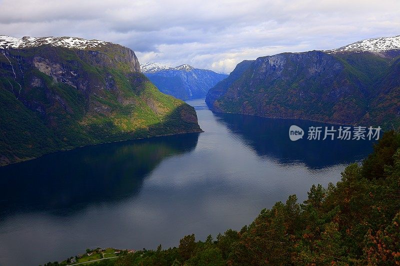 田园诗般的峡湾景观全景，戏剧性的日出，挪威，斯堪的纳维亚