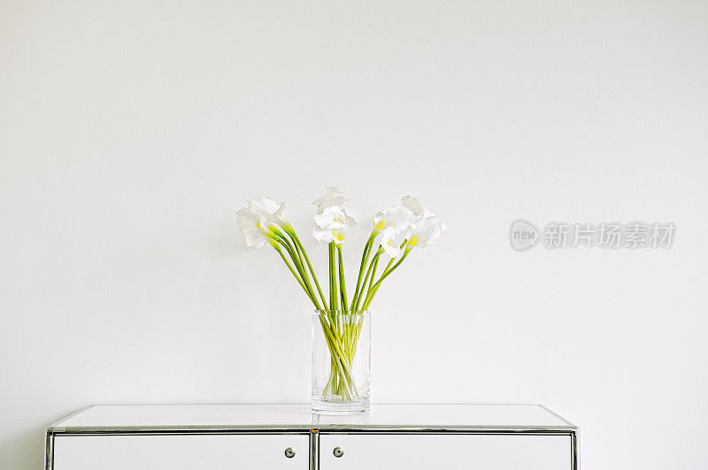 花瓶和花在橱柜上