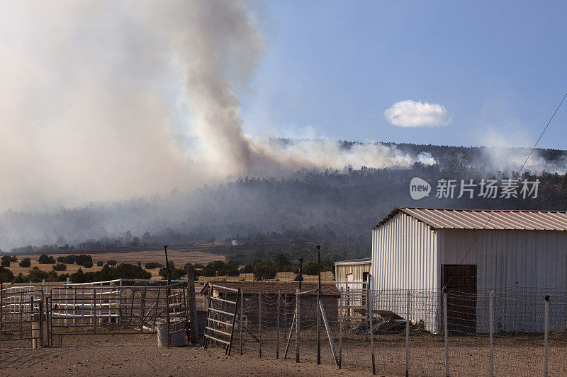 科罗拉多州普韦布洛比乌拉山大火浓烟落基山脉
