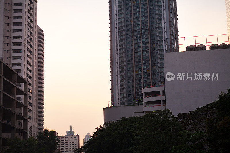 夕阳下，辛洛和娜娜码头之间的现代天际线