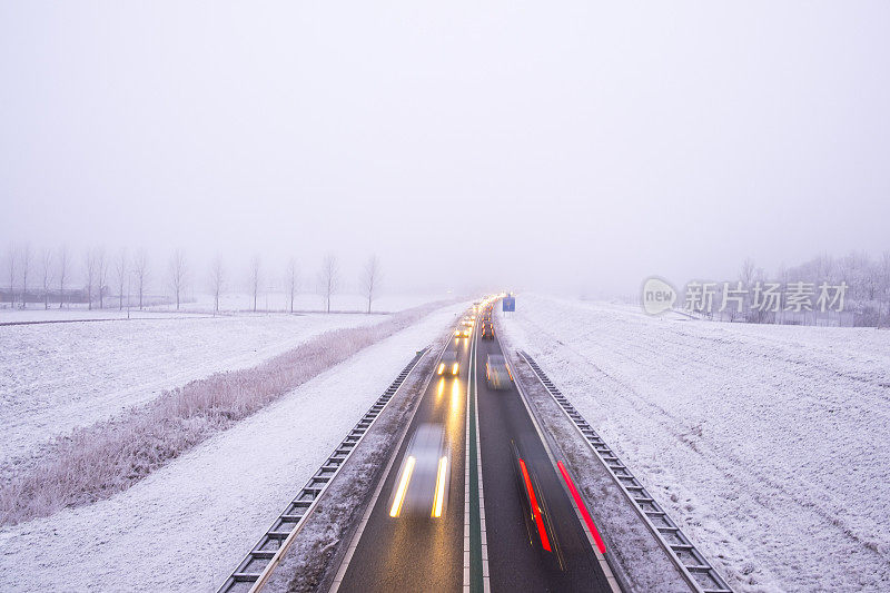 交通驾驶在一个寒冷的雪景