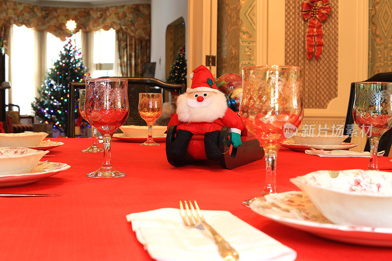 圣诞餐桌设置与圣诞老人的中心