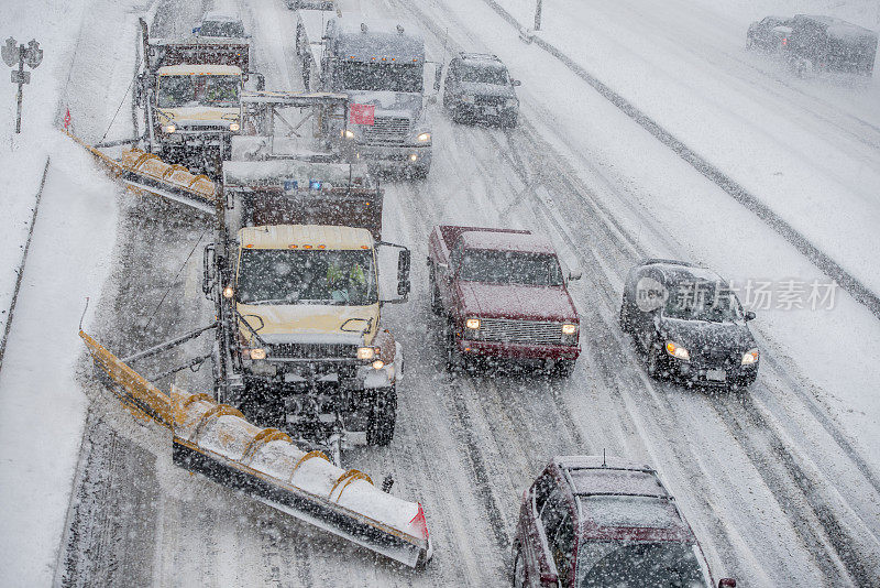 扫雪机清理道路上的积雪