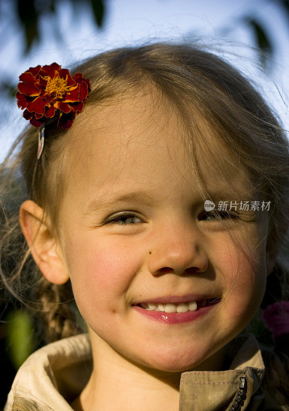 微笑的女孩，头发上插着花