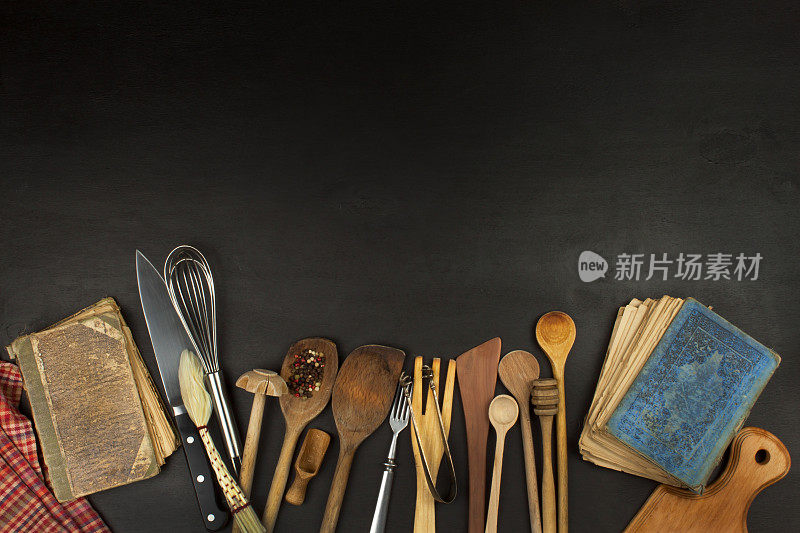 厨房用具放在木桌上。做饭的工具。需要做饭。