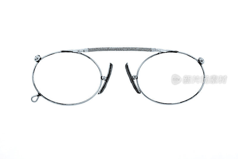 银色眼镜特写在白色的背景上