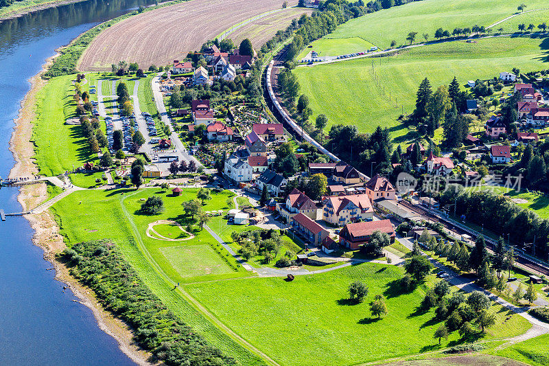 宏伟的度假小镇拉瑟在瑞士萨克森的华丽岩石和美丽的易北河