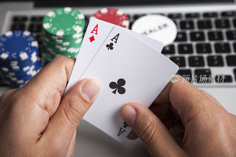 在线玩扑克手与两张王牌