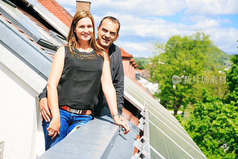 房主对屋顶上的太阳能电池板很满意