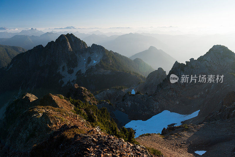 日出时崎岖的山脉