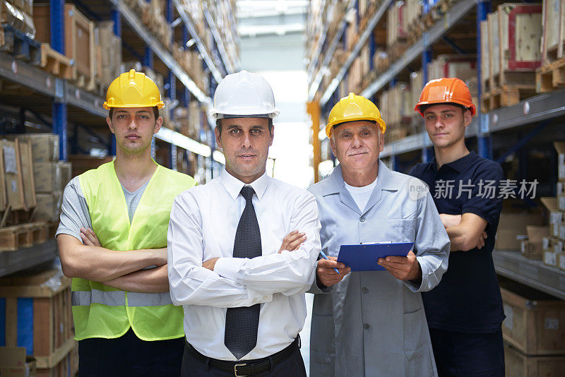 经理和同事站在仓库过道上