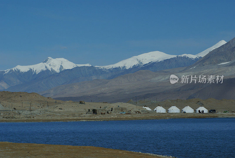中国卡拉库尔湖的蒙古包