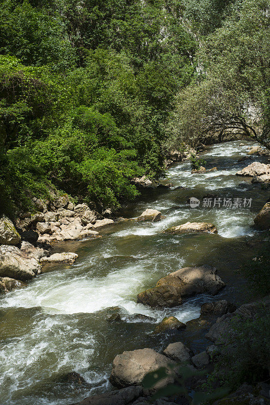 山河景观有岩石、岩石圈峡谷