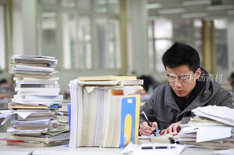 学生在图书馆学习