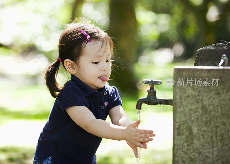 小女孩洗手
